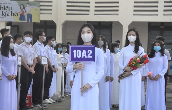 Chủ tịch UBND TPHCM Nguyễn Thành Phong dự lễ khai giảng tại Trường THPT Mạc Đĩnh Chi ảnh 7