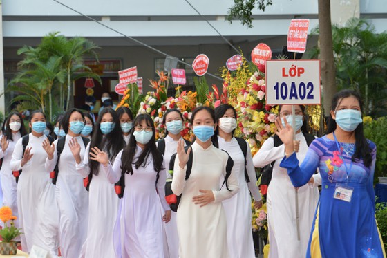 Chủ tịch UBND TPHCM Nguyễn Thành Phong dự lễ khai giảng tại Trường THPT Mạc Đĩnh Chi ảnh 10