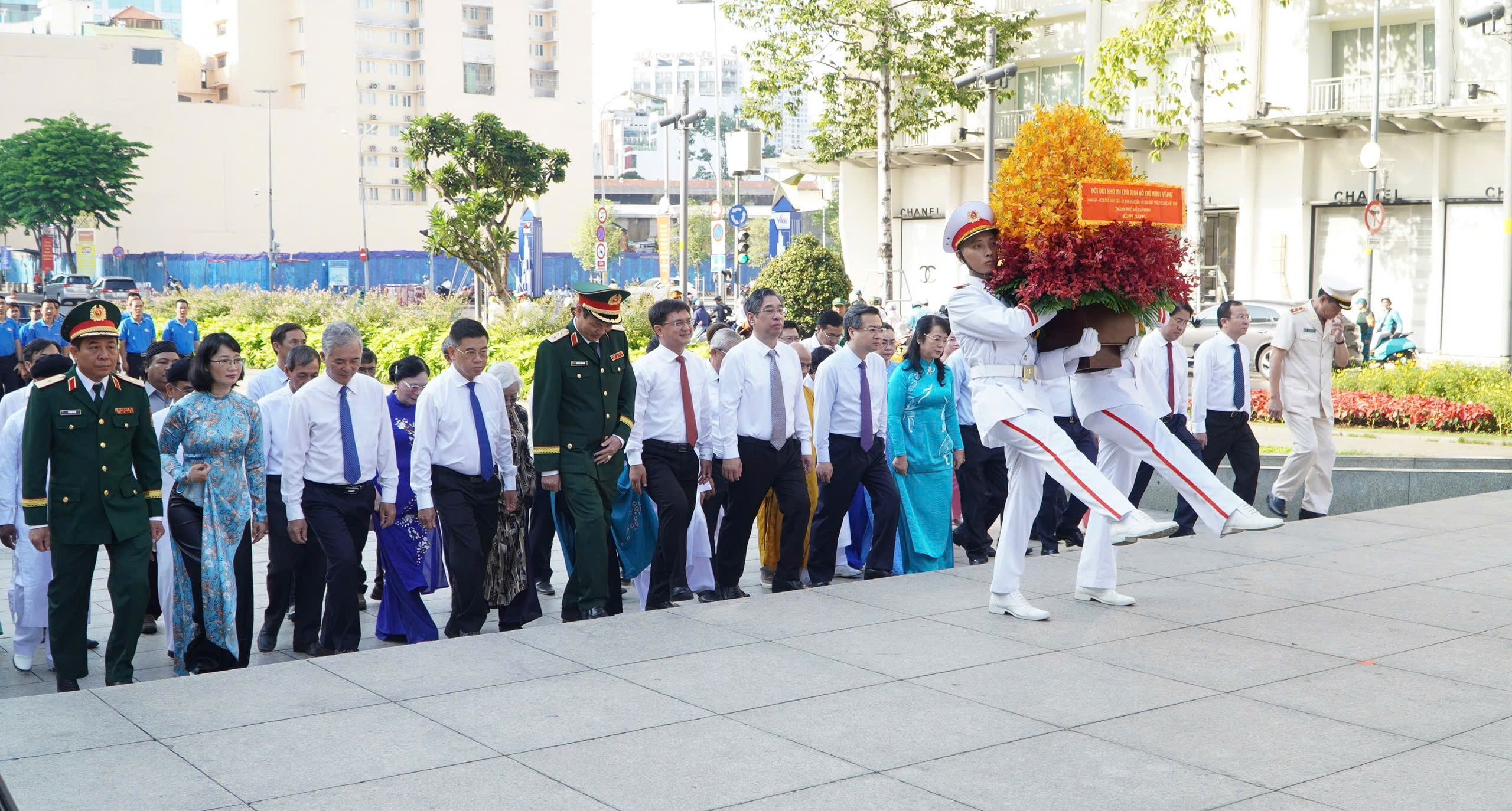 Đoàn đại biểu TP.Hồ Chí Minh dâng hương, dâng hoa Chủ tịch Hồ Chí Minh