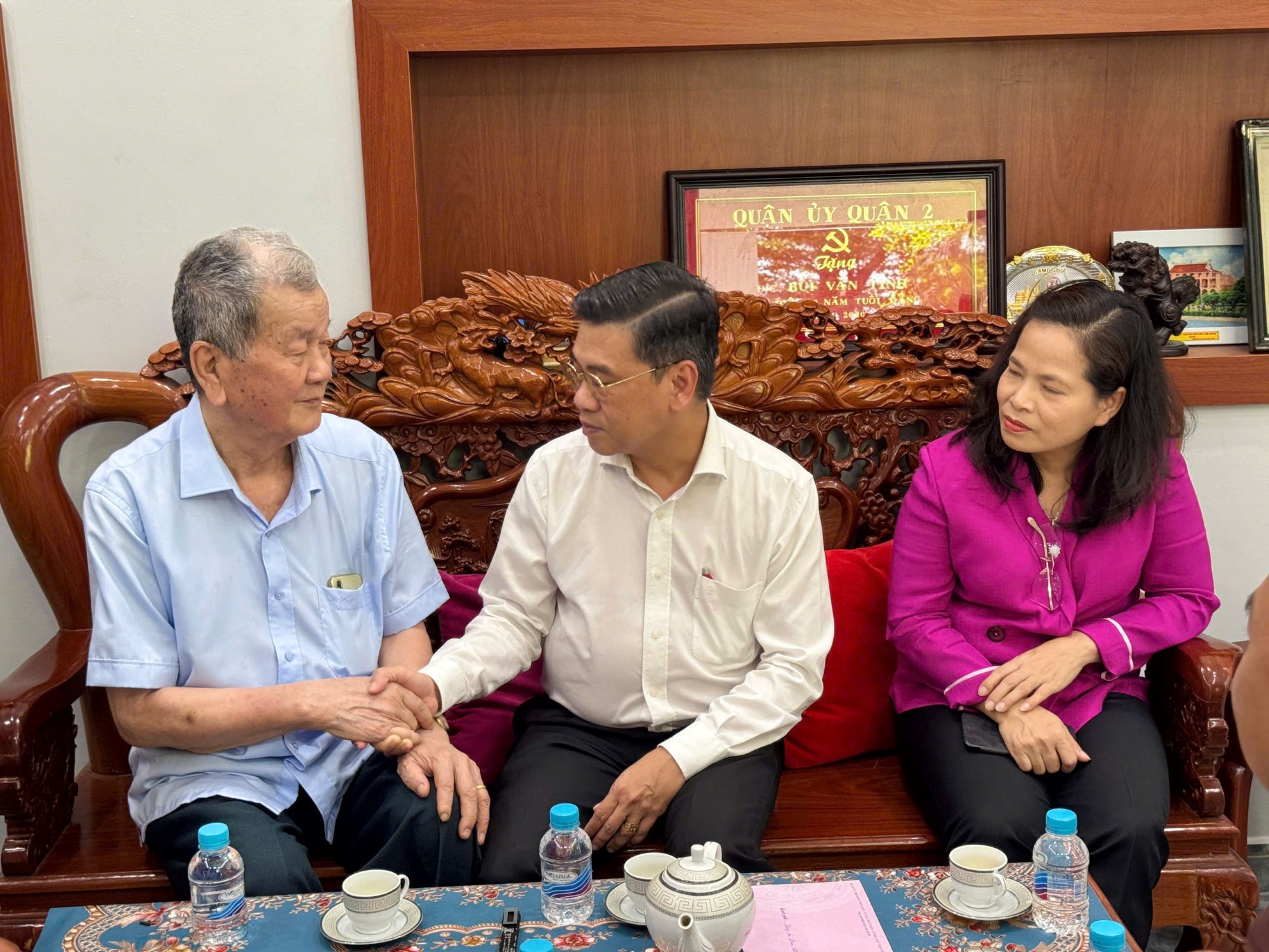Phó Chủ tịch UBND TP.Hồ Chí Minh nguyễn Văn Dũng thăm hỏi cán bộ, chiến sĩ tiêu biểu