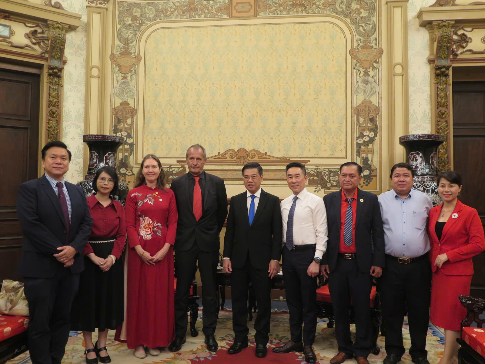 Phó Chủ tịch UBND Thành phố Nguyễn Văn Dũng tiếp Đoàn khách quốc tế tham dự Lễ Phát động Tháng Nhân đạo 2025